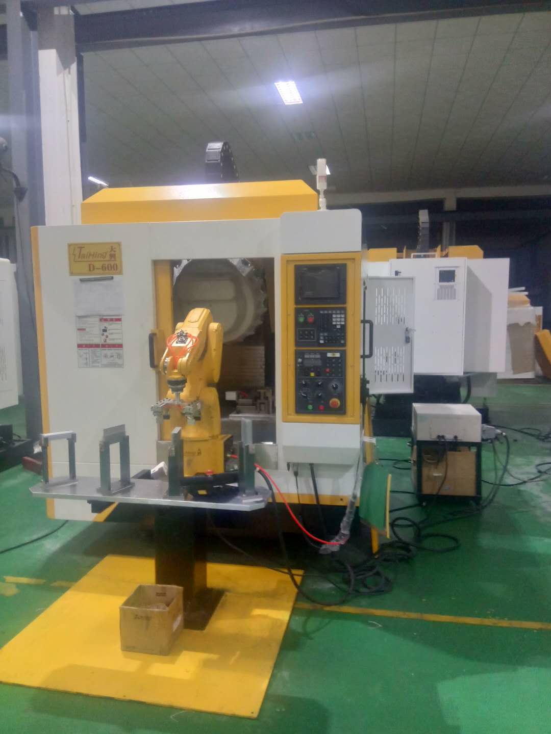 高速钻孔攻牙机D-600 (带机械手，全自动上下料）